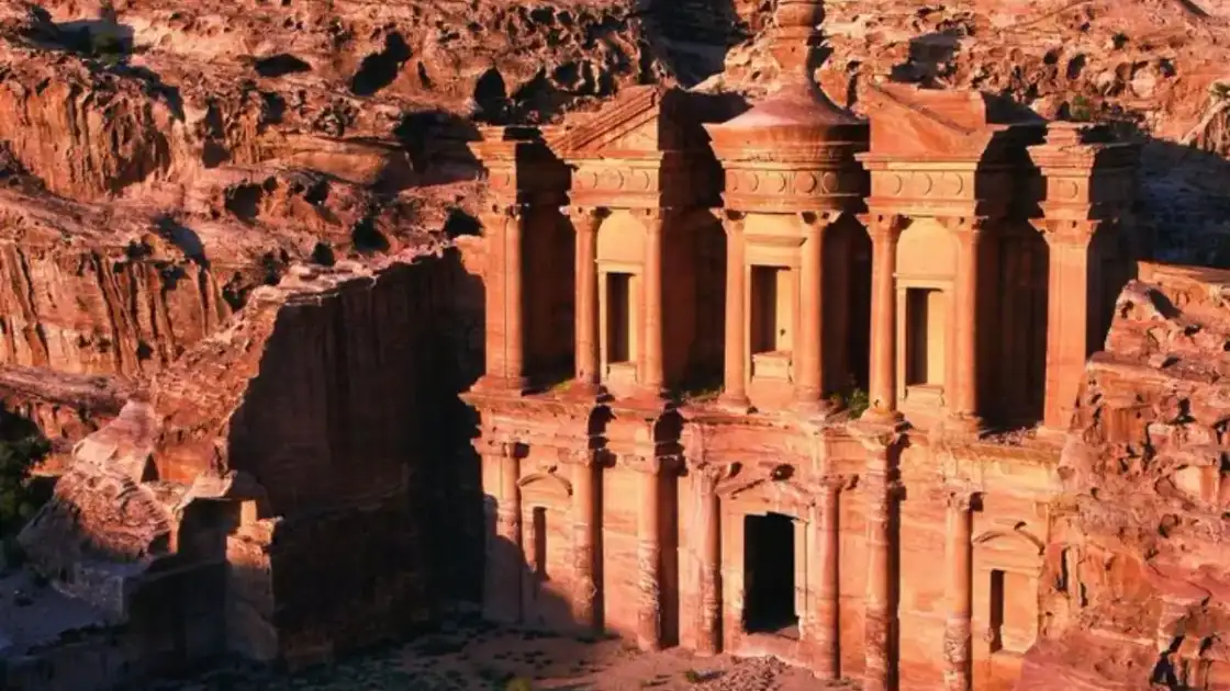 Fachada del Monasterio (Ad Deir), tallada en la roca rojiza de las montañas de Petra, en Jordania