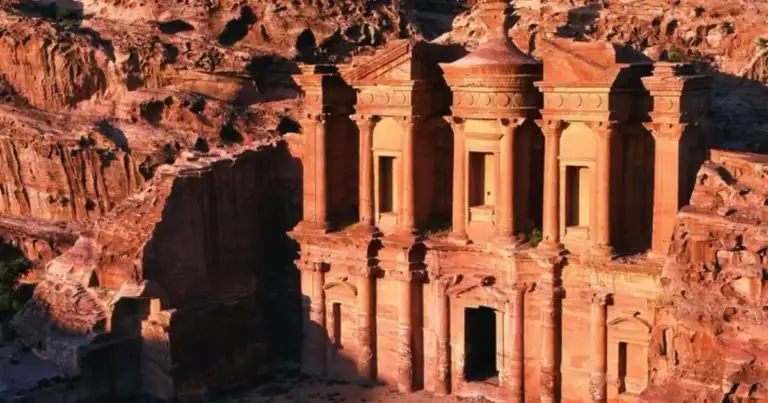Fachada del Monasterio (Ad Deir), tallada en la roca rojiza de las montañas de Petra, en Jordania