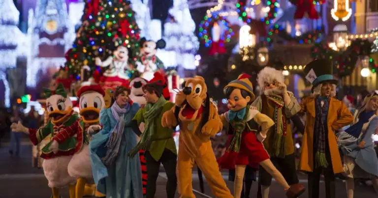 Personajes Disney en escena navideña con árbol decorado y banderas