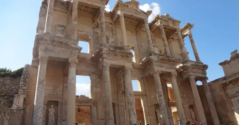 Fachada de estructura antigua con doble nivel de columnas y niches decorativos