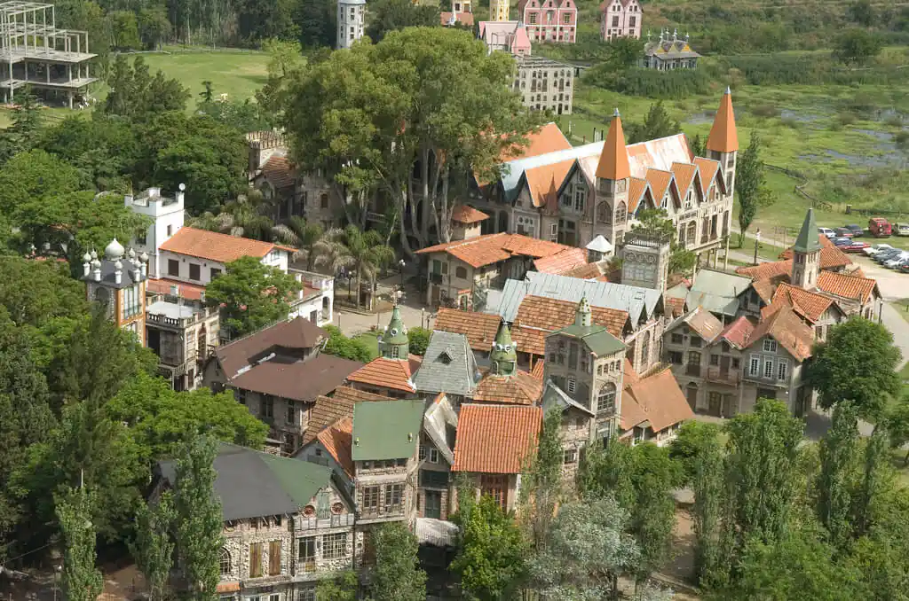 Pueblo medieval visto desde arriba con casas de techo rojo e iglesia
