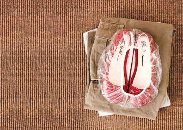 Si no tienes una bolsa de plástico a mano, lo que podés hacer es usar la gorra de baño del hotel y meter ahí dentro las…