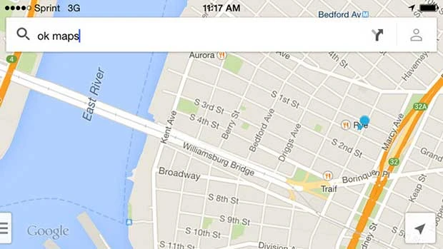 Pantalla de smartphone con aplicación de mapas mostrando ciudad