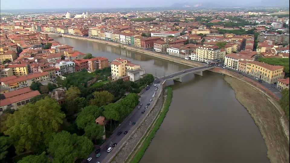 Puente sobre río Arno en Pisa con vista aérea de ciudad y arquitectura medieval