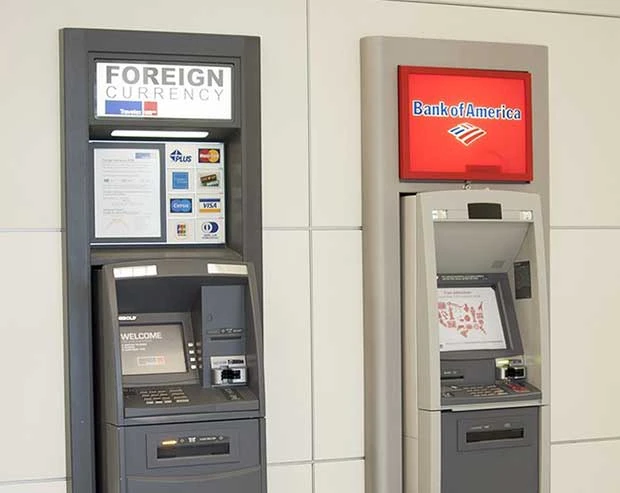 Dos cajeros automáticos: uno con letrero Foreign ATM y otro de banco