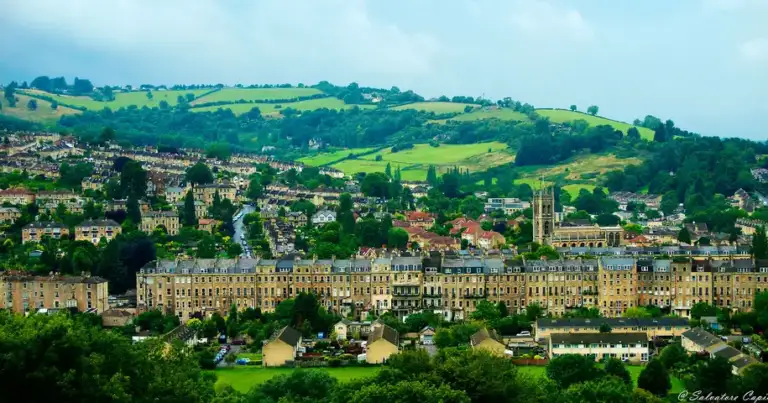 vista de la ciudad de bath rodeada de verdes parques