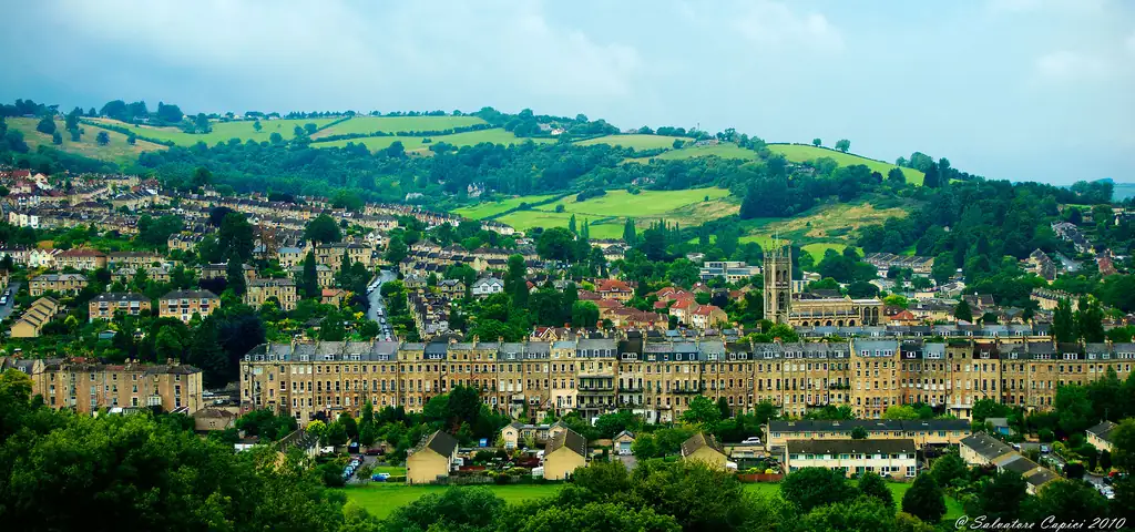 vista de la ciudad de bath rodeada de verdes parques