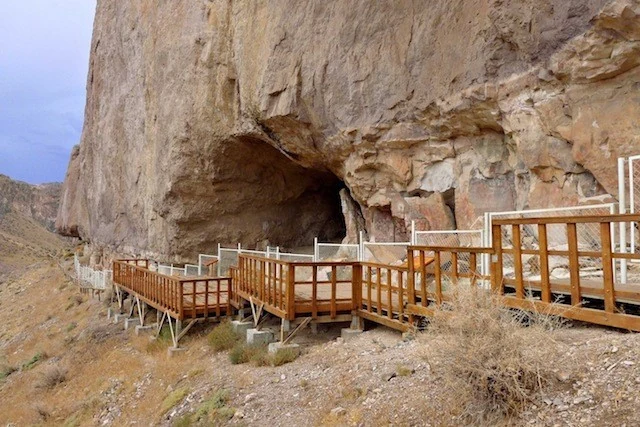 armado de madera para entrar a la cueva entrada a la Cueva de las manos