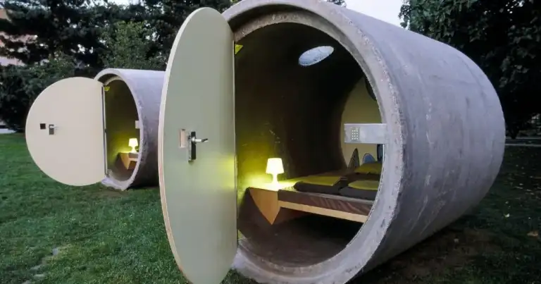 Habitación hotel construida en tubo de hormigón gigante con puerta y ventanas