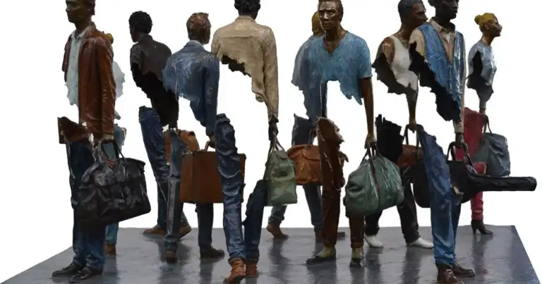 eculturas de bruno catalano. Son personas con valijas a las que les falta alguna parte de sucuerpo