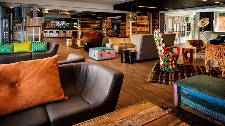 Sala común de hostel moderna con sofás cómodos y decoración colorida