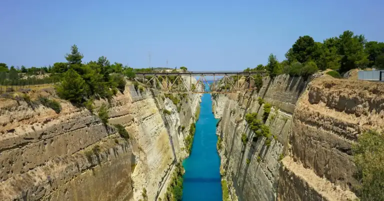 Historia de la obra de ingenieria que fue construir el canal de corinto