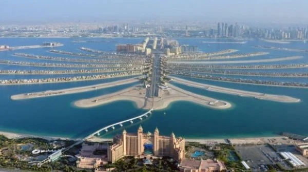 Islas artificiales en forma de palmera frente a costa urbana de Dubái