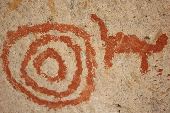 circulos y un animal prehistorico Cueva de las manos con figuras geometricas además de manos