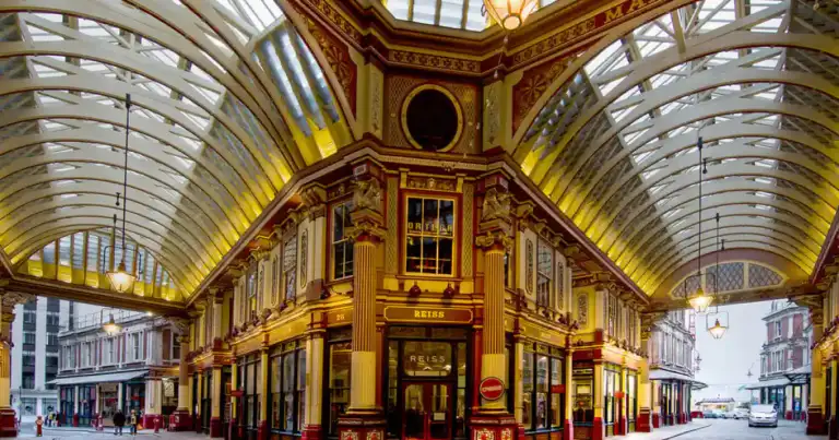 Galería cubierta con columnas doradas y tiendas