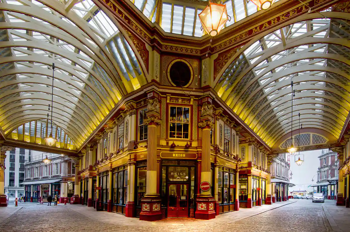 Galería cubierta con columnas doradas y tiendas