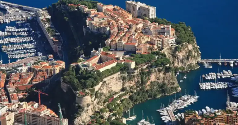 Puerto de Mónaco visto desde arriba con yates, acantilado y edificios