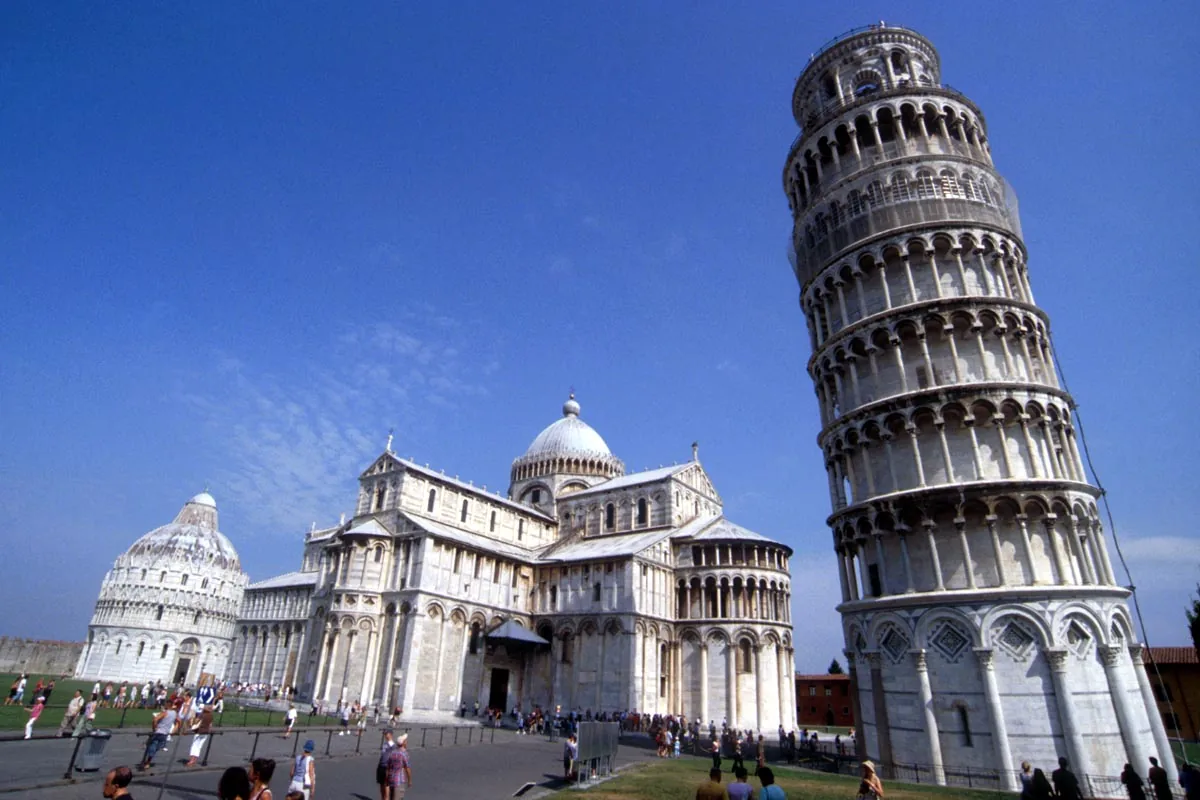 Torre inclinada de Pisa sobre plaza de mármol blanco bajo cielo despejado