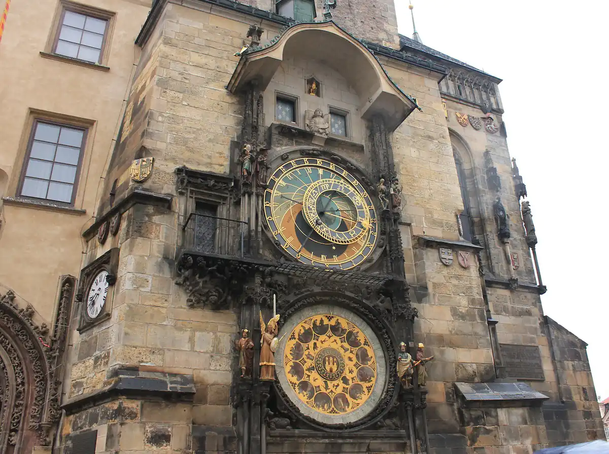 EL RELOJ ASTRONÓMICO Y LAS LEYENDAS