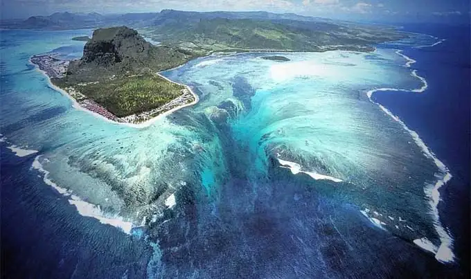Plataforma continental submarina con ilusión de cascada en aguas profundas