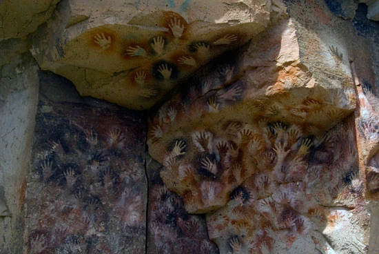 piedra y pinturas Cueva de las manos, pinturas de manos en distintas posiciones