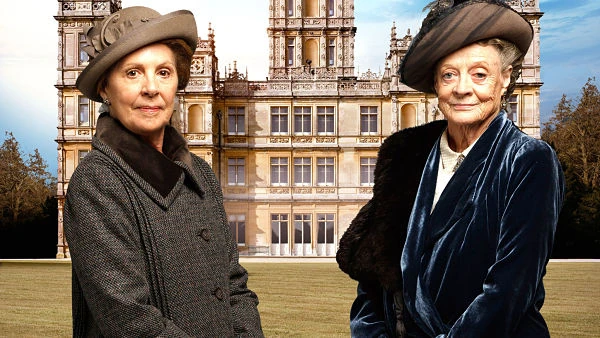 Highclere Castle, la mansión de Downton Abbey, detrás de un campo amarillo de colza en Hampshire