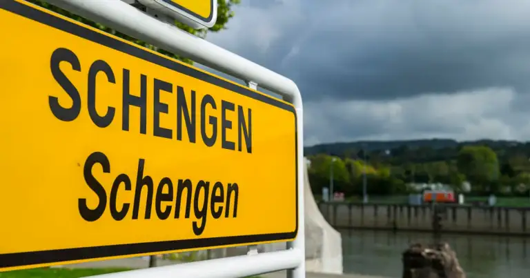 cartel amarillo que anuncia SCHengen