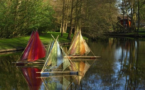 Franjas de tulipanes de colores en los campos de flores de la Bollenstreek, cerca de Keukenhof