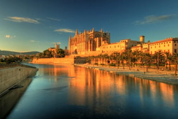Catedral reflejada en el agua al atardecer en Palma de Mallorca