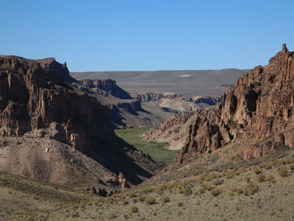 piedra y quebradas quebrada y el rio manos en un paisaje de estepa