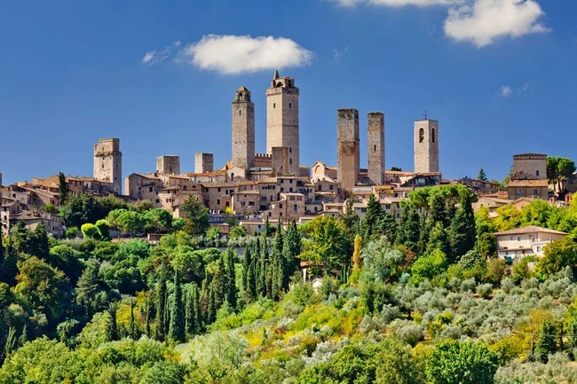 Pueblo de San Gimignano con torres medievales entre olivares