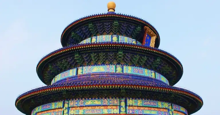 Templo circular con tres techos redondos decorados en azul, rojo y oro