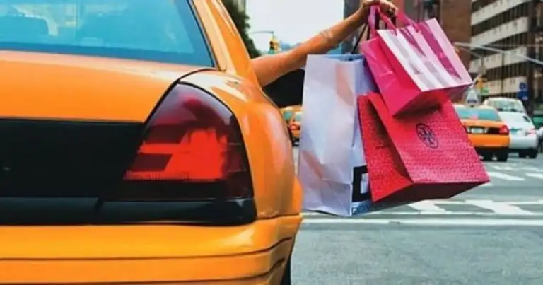 taxi de nueva york y bolsas de compras