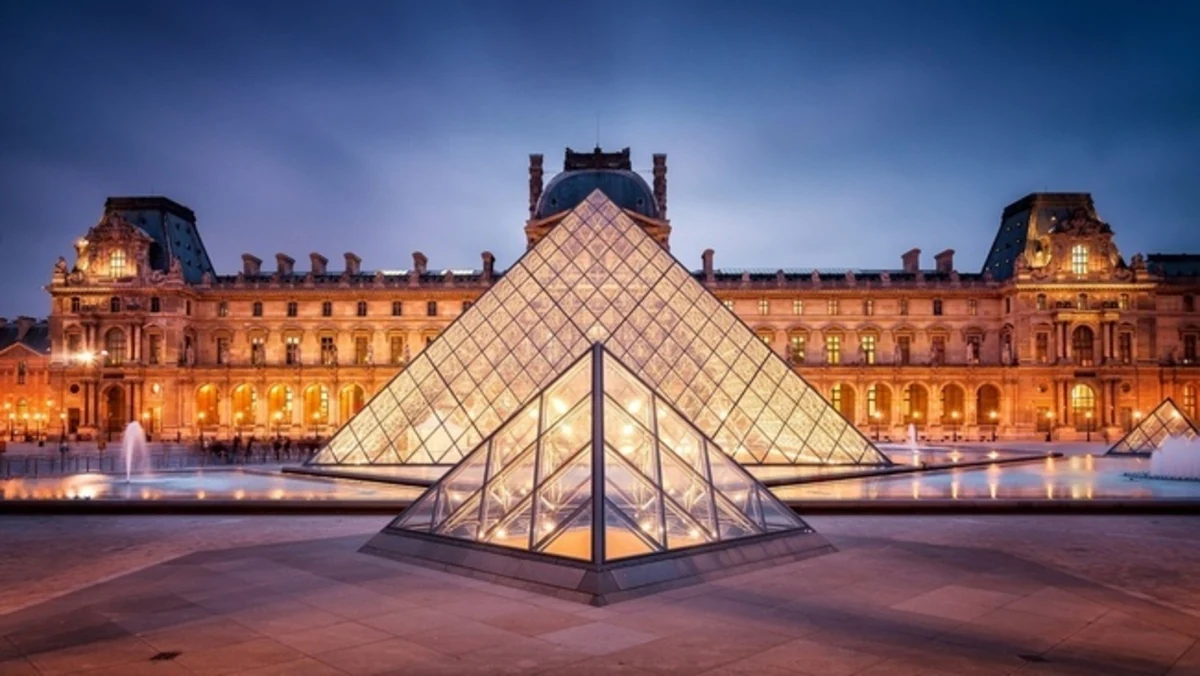 museo del louvre museo del louvre, adelante la piramide de vidrio. El edificio y la pirámide están iluminados