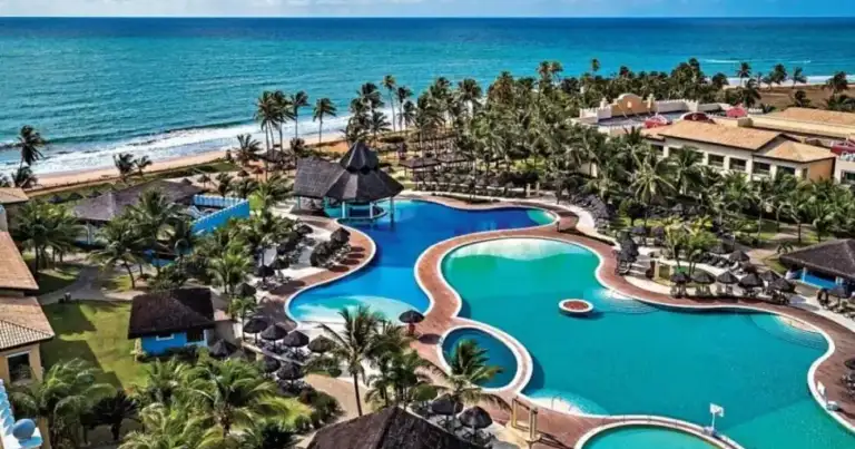 Vista aérea del resort Iberostar Bahia en Brasil con piscinas, palmeras y playa frente al mar.