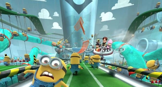 Minions amarillos en estructura de parque acuático con tubería azul