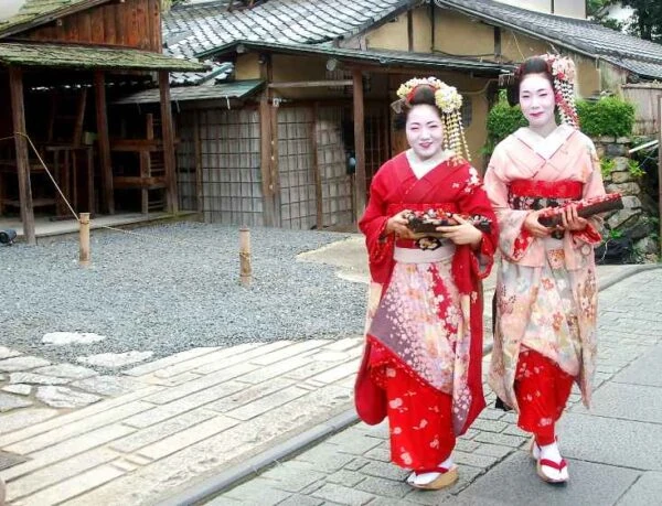 Grupo de geishas caminando por las calles de Kioto, símbolo de la cultura tradicional japonesa