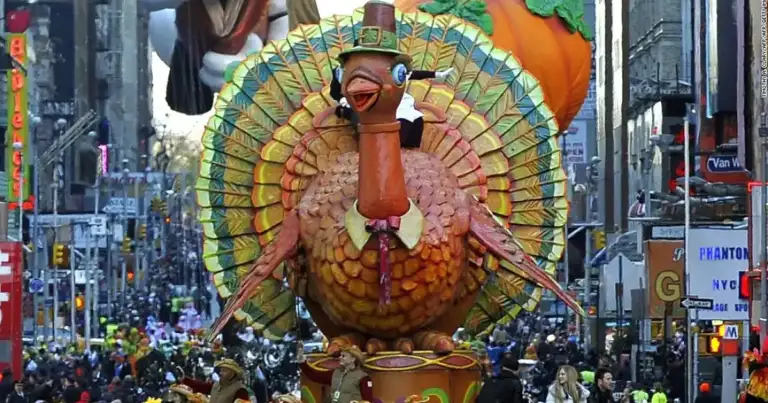 Globo gigante de pavo en desfile de Acción de Gracias