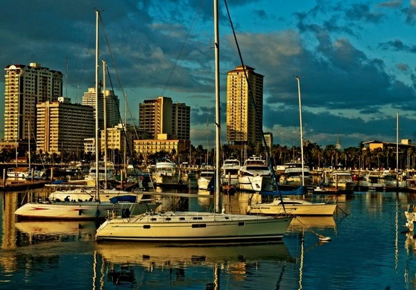 Skyline de ciudad portuaria con rascacielos y agua al frente