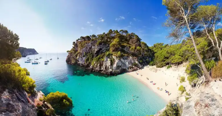 Una cala turquesa de Menorca