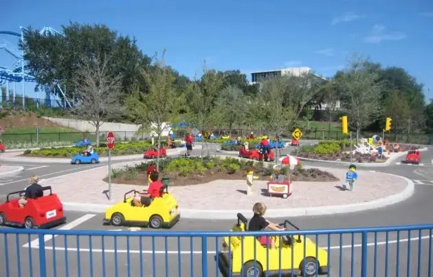 autitos corriendo carreras en legoland california