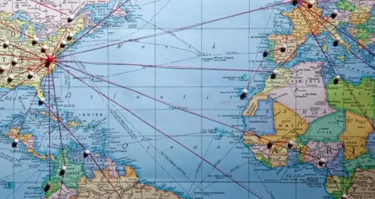 Mapa de rutas aéreas y destinos de viajes internacionales de colores
