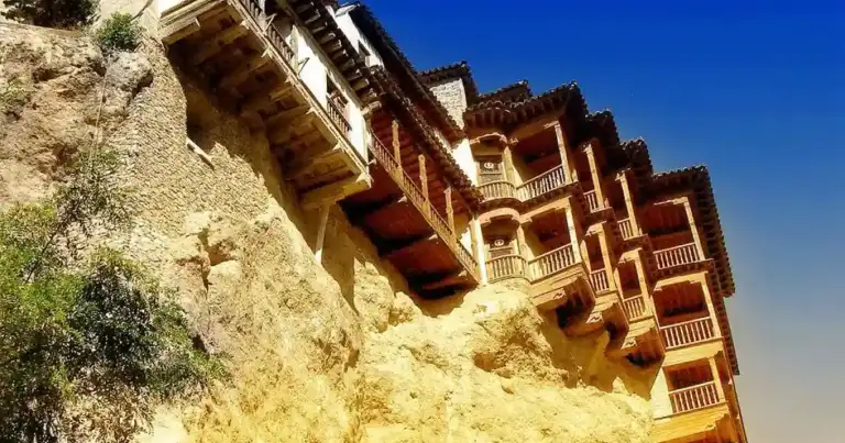 casas que parecen colgadas del acantilado en cuenca
