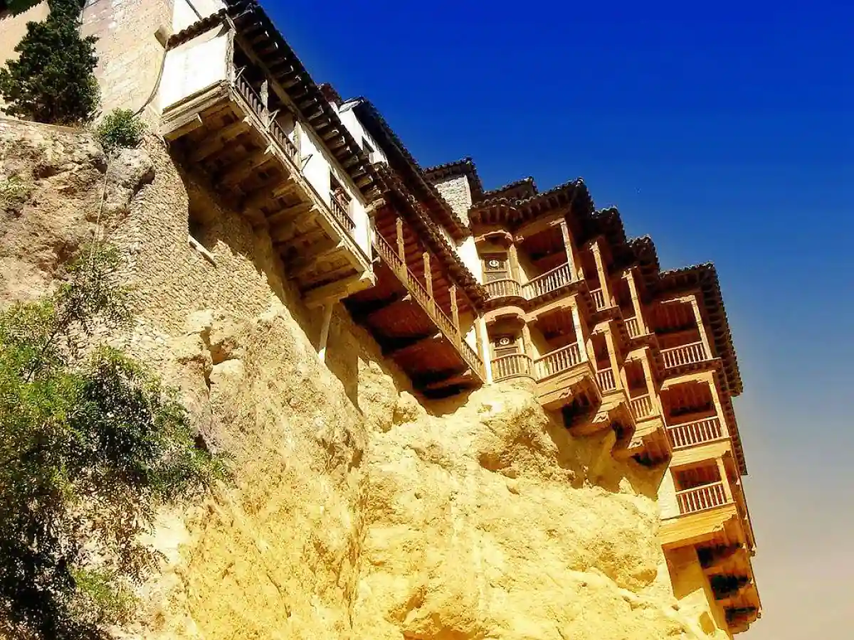 casas que parecen colgadas del acantilado en cuenca