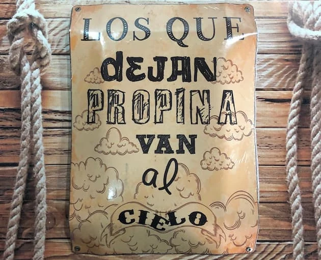 Cartel con frase humorística sobre las propinas y el dinero en efectivo