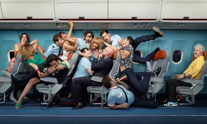 Grupo de personas jugando dentro de cabina de avión en simulación recreativa