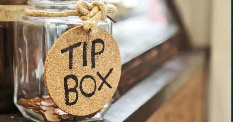 Caja para propinas en un comercio o restaurante