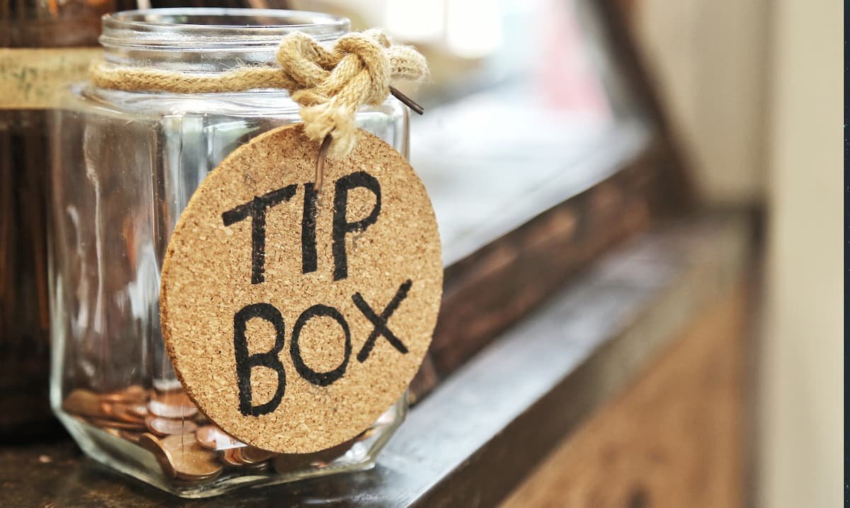 Caja para propinas en un comercio o restaurante