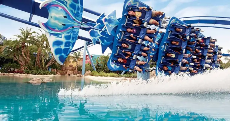 Atracción Manta en SeaWorld Orlando con pasajeros volando sobre el agua en una montaña rusa invertida