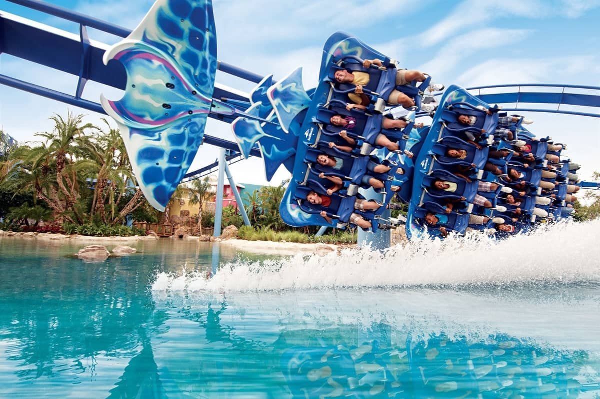 Atracción Manta en SeaWorld Orlando con pasajeros volando sobre el agua en una montaña rusa invertida